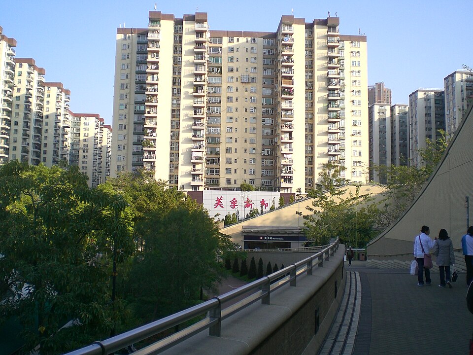 由荔枝角公園步行路徑望向美孚新邨及港鐵入口
