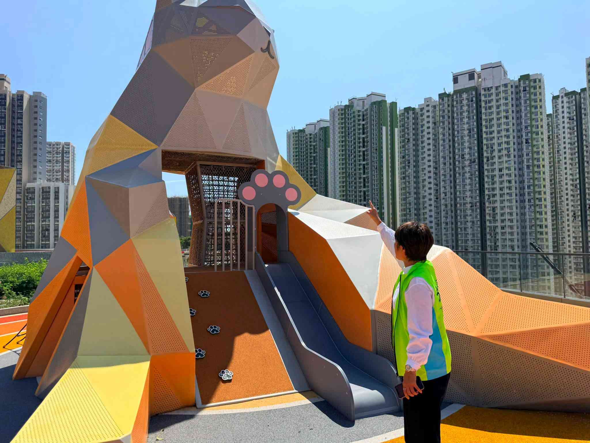 爪爪童樂園的動物造型遊樂塔與滑梯實景